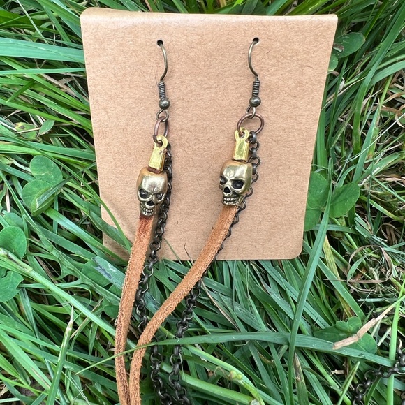 Leather chains and skulls - Picture 5 of 7